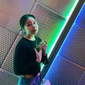 Meet your Posher, Thúy